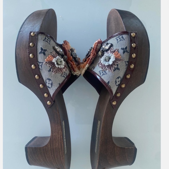 LOUIS VUITTON Gray Monogram Canvas w Rhinestone & Raffia Clog Mules, Size 39.5 - Picture 5 of 10